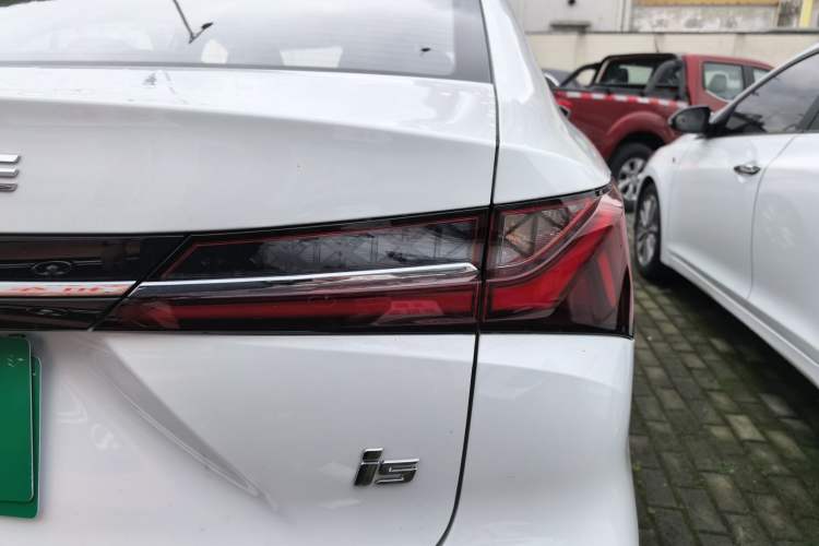 Used Roewe i5 2026 Model 1.5L Manual Comfort Version Right Rear Taillight