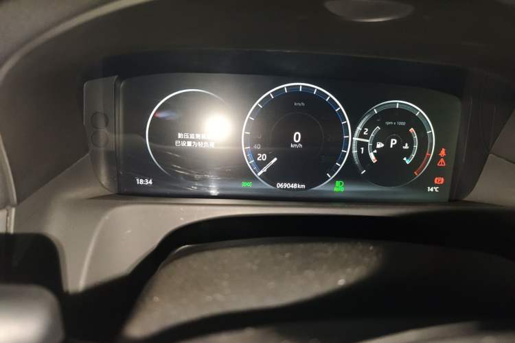 Used Jaguar XFL 2018 XFL 2.0T 250 PS Premium Edition Odometer Close Up