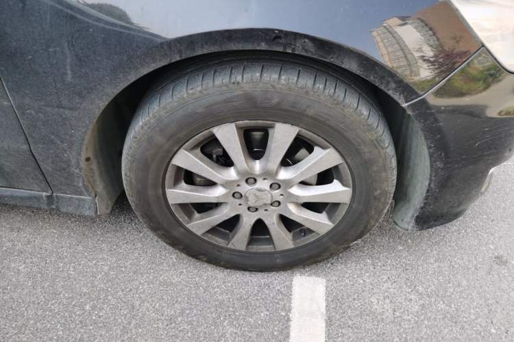 Used Mercedes-Benz R-Class 2011 R 300 L Business Model Right Front Wheel Hub