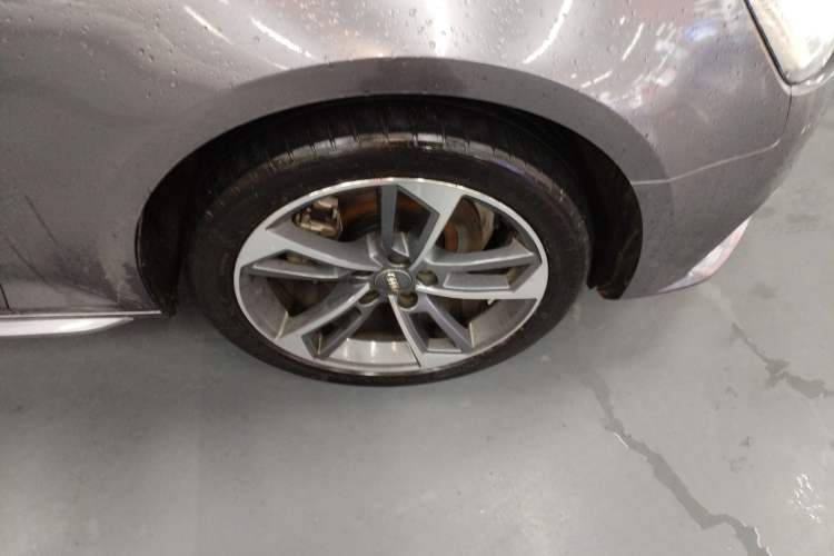 Used Audi A4L 2018 30th Anniversary Edition 40 TFSI Trendy Model Right Front Wheel Hub