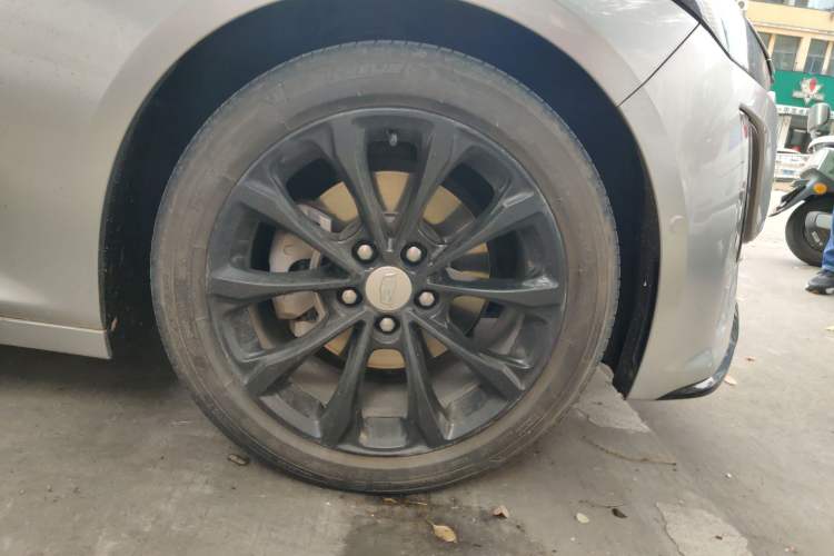 Used Cadillac CT5 2021 28T Luxury Model Right Front Wheel Hub