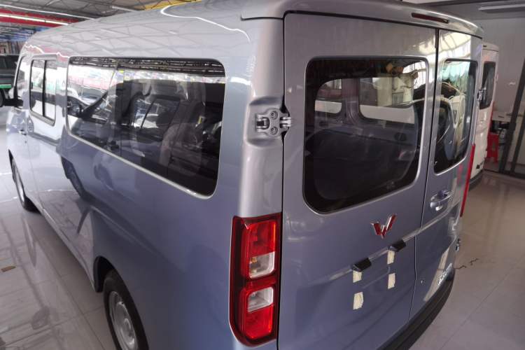 Used Wuling Yangguang 2024 300KM Comfort Version Passenger Van 75kW