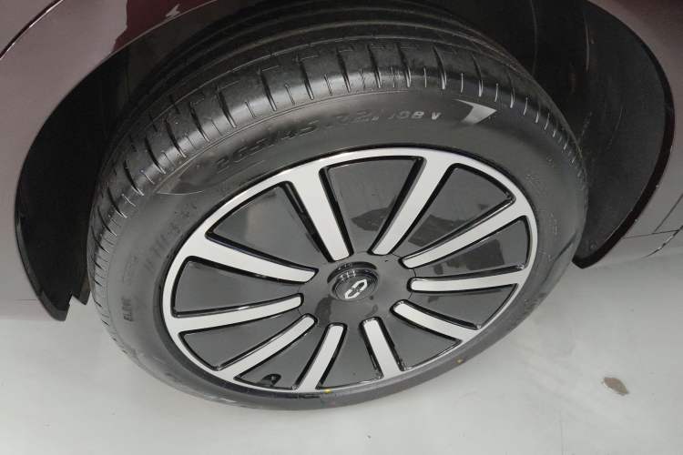 Used Hima AITO M9 2025 Pure Electric Ultra Version 100 kWh 6-Seater Model Left Front Wheel Hub