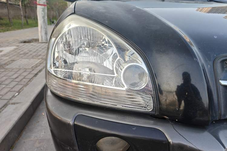 Used Hyundai Tucson 2009 2.0L Automatic Two-Wheel Drive with Sunroof Right Front Headlight