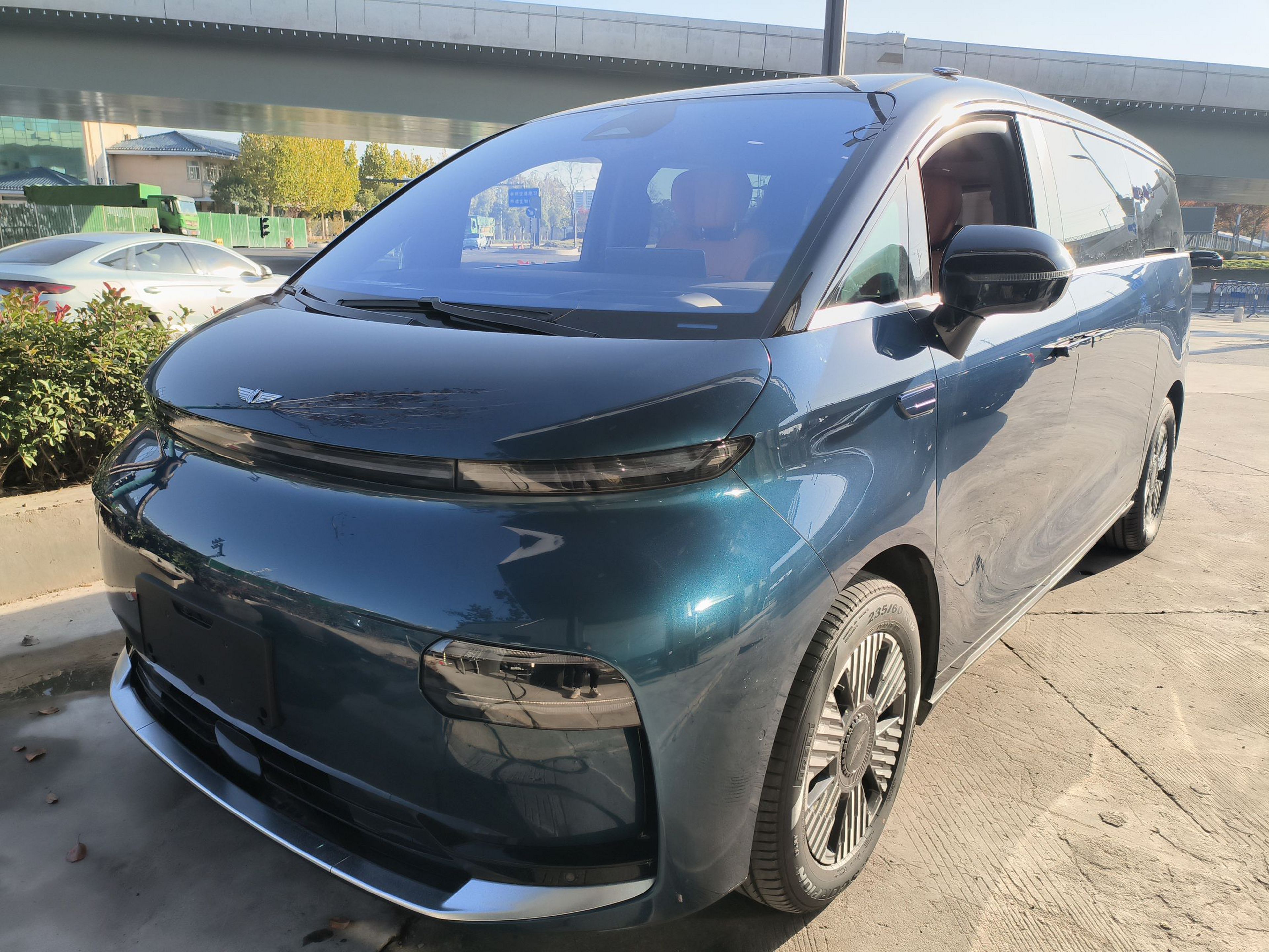 Под передней частью автомобиля
