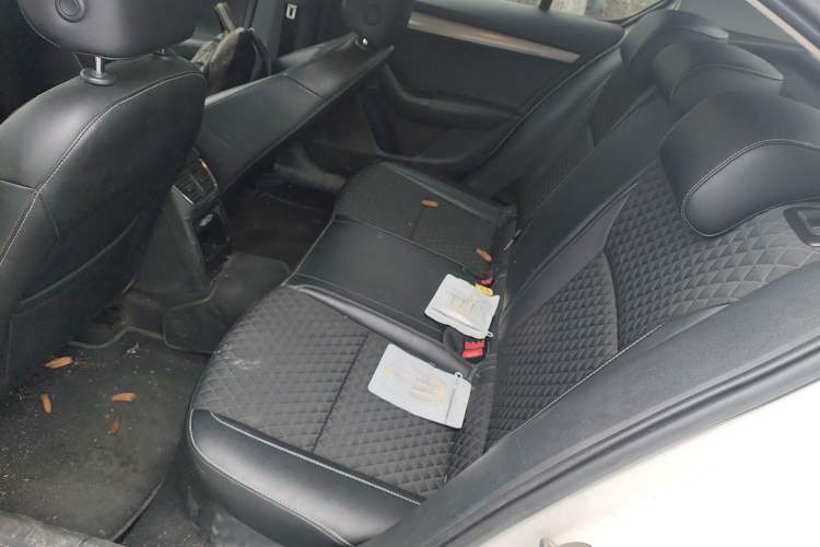 Used Skoda Octavia 2019 1.5L Automatic Smart Drive Luxury Edition China VI Standard Left Rear Seat