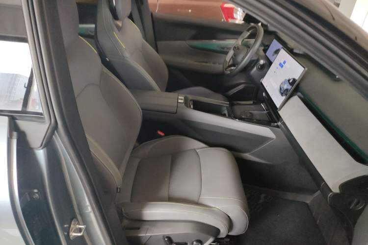 Used Lynk & Co 08 EM-P 2025 220 km All-Wheel-Drive Performance Halo Right Front Seat