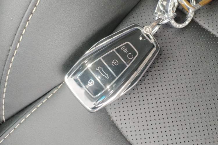 Used Geely Auto Emgrand 2019 Leading Edition 1.5L Manual Luxury Model China VI Standard Vehicle Key