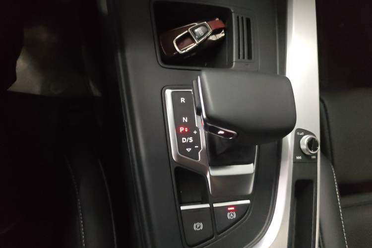 Used Audi A4L 2025 2 Million Units Enjoyment Version 40 TFSI Stylish and Dynamic Type Gear Lever