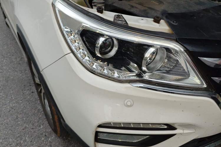 Used Baojun 560 2017 Rhythmic Edition 1.8L iAMT Prestige Model Right Front Headlight