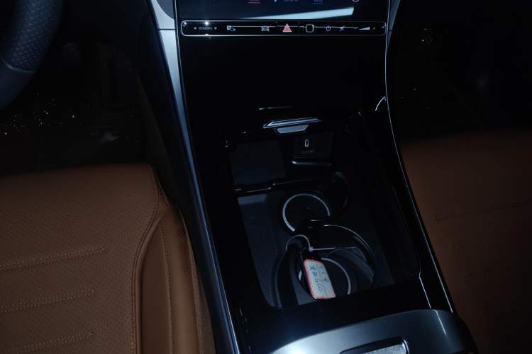 Used Mercedes-Benz GLC 2023 GLC 260 L 4MATIC Luxury 7-Seater Gear Lever