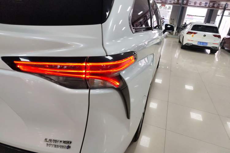 Used Toyota Sienna 2023 2.5L Hybrid Deluxe Edition
