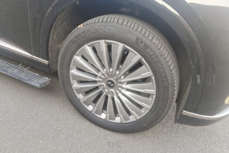 Used ONVO Luxeed L90 2025 Model—Max Six-Seater Version Right Front Wheel Hub