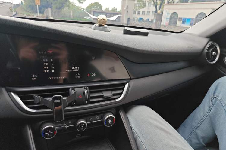 Used Alfa Romeo Giulia 2017 2.0T 280HP Luxury Edition Audio And AC Panel