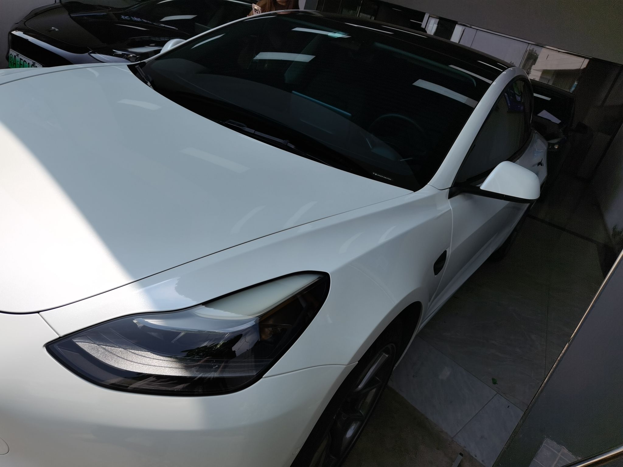 تحت مقدمة السيارة