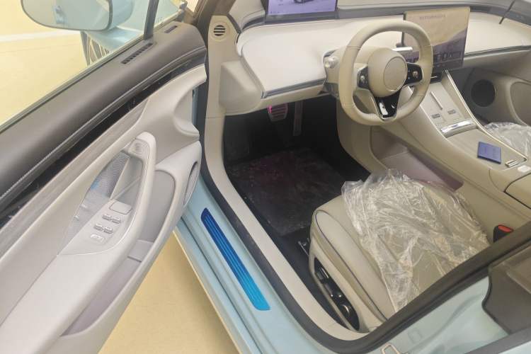 Used Hima Luxeed S7 2025 705 km Max
