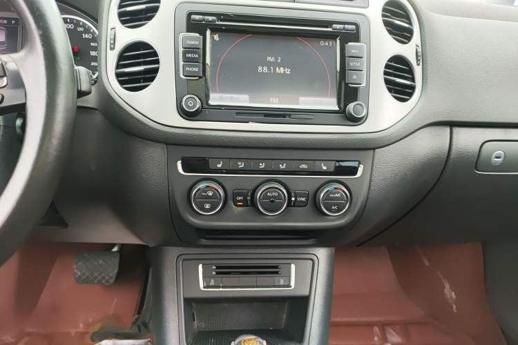 Used Volkswagen Tiguan 2015 1.8TSI Automatic All-Wheel-Drive Luxury Model Audio And AC Panel