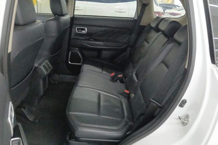 Used Mitsubishi Outlander 2019 2.0L Two-Wheel Drive Comfort Edition 5 Seats China VI Standard