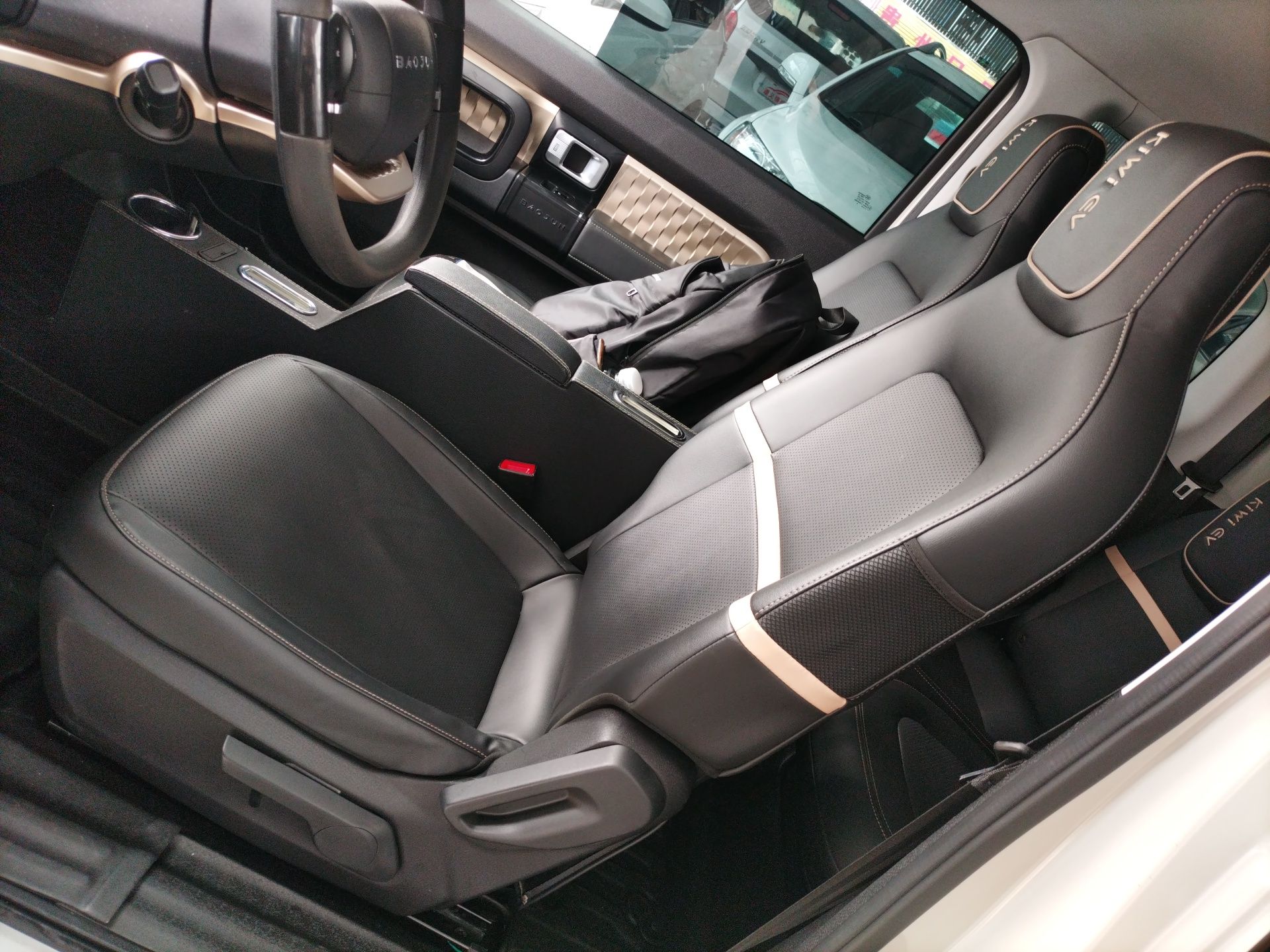 Переднее сиденье в автомобиле