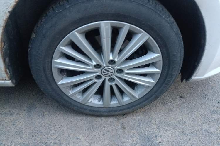 Used Volkswagen Gran Lavida 2013 1.6L Manual Comfort Model Right Front Wheel Hub