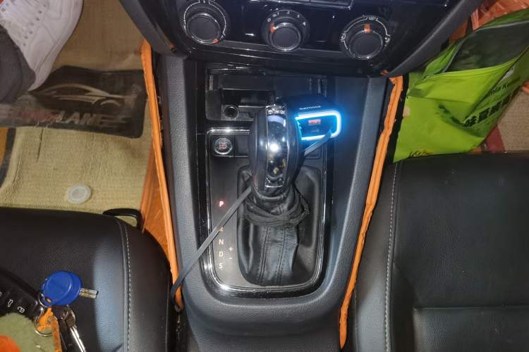 Used Volkswagen Sagitar 2017 230TSI Automatic Comfort Version Gear Lever