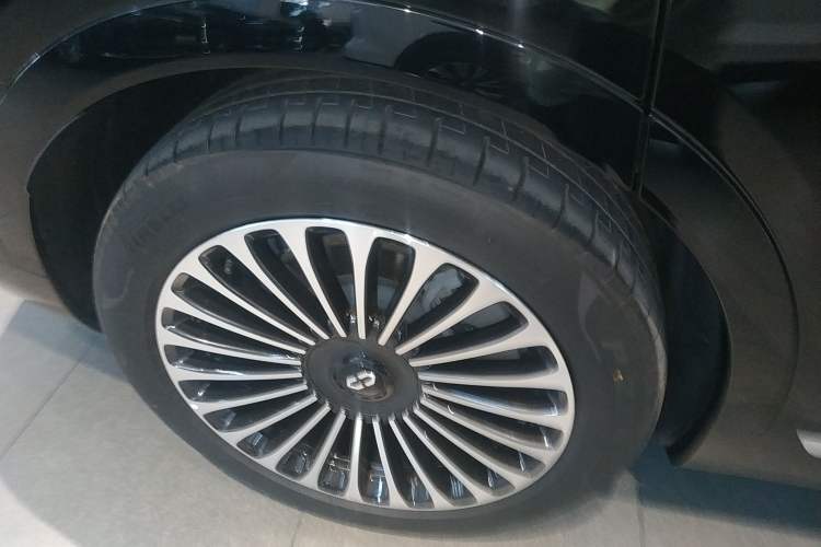 Used Hima AITO M9 2025 Extended-Range Ultra Version 52 kWh 5-Seater Edition Right Rear Wheel Hub
