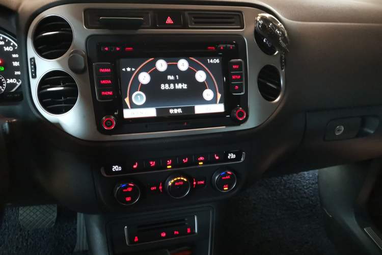 Used Volkswagen Tiguan 2015 2.0 TSI Automatic All-Wheel Drive Flagship Edition Audio And AC Panel