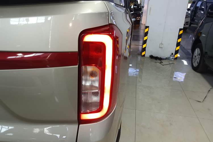 Used Dongfeng Fengon 380 2022 1.5L Standard Edition 7-Seater Passenger Vehicle