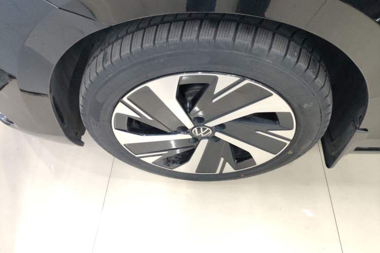 Used Volkswagen Magotan 2024 300TSI DSG Prestige Edition—A Real Eye-Catcher Left Front Wheel Hub