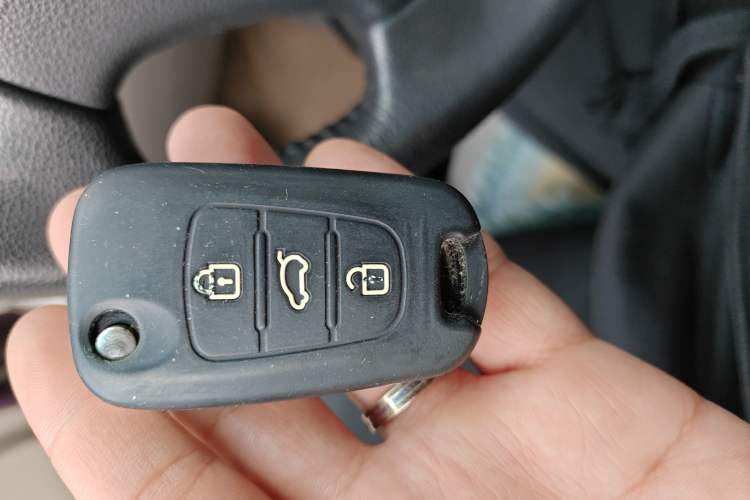 Used Kia Carens 2011 2.0L 7-Seater Automatic Standard Edition
