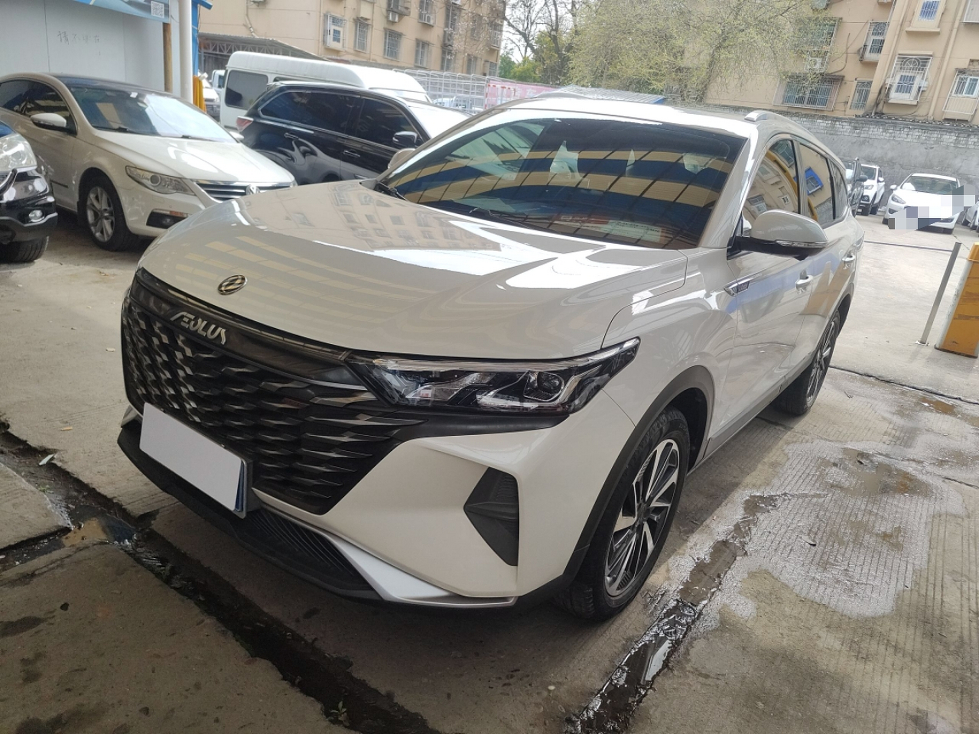 Под передней частью автомобиля