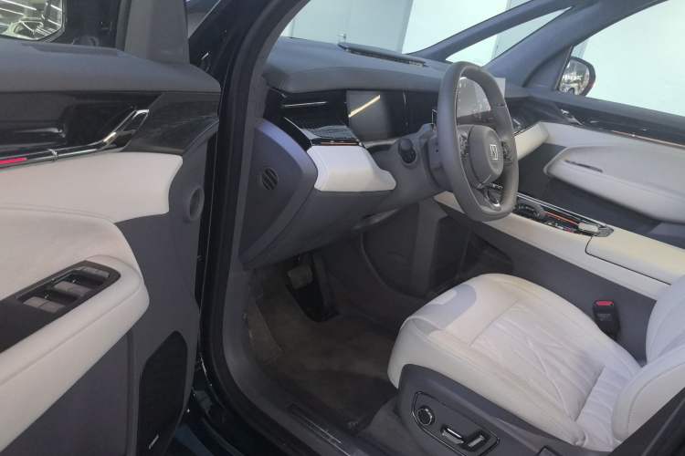 Used Zeekr 009 2024 7-Seater Walk-Through Version Four-Wheel Drive 108 kWh
