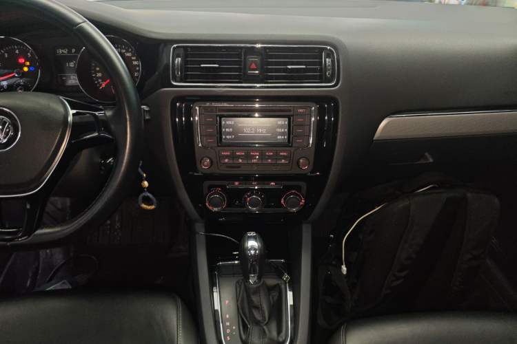 Used Volkswagen Sagitar 2016 230TSI 25th Anniversary Edition Audio And AC Panel