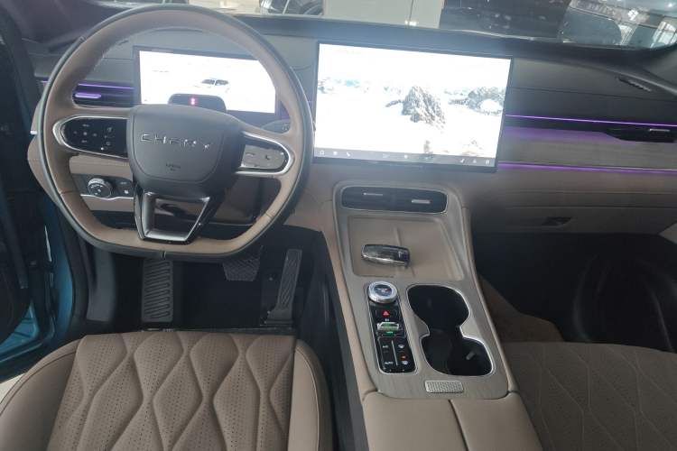 Used Chery Tiggo 8 PLUS C-DM 2025 1.5T 116 km Prestige Version 5 Seats Center Console