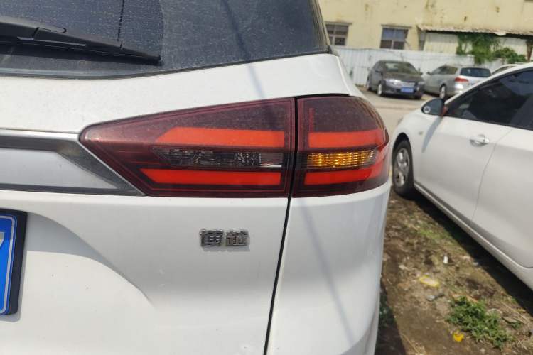 Used Geely Auto Emgrand X7 Sport 2018 1.8TD Automatic Two-Wheel Drive Smart Connect 4G Internet Edition
