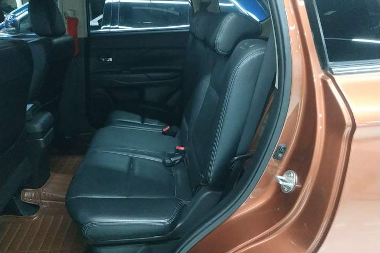 Used Mitsubishi Outlander 2013 2.4L Four-Wheel Drive Luxury Navigation Version 7 Seats