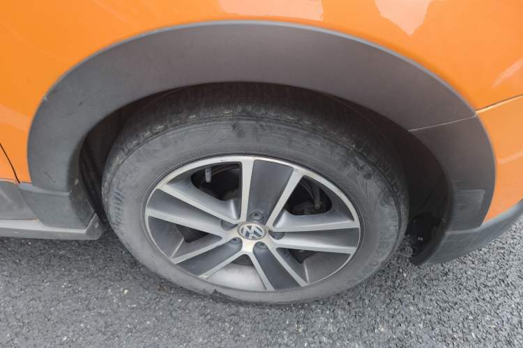 Used Volkswagen Polo 2012 1.6L Cross Polo Automatic Transmission Right Front Wheel Hub