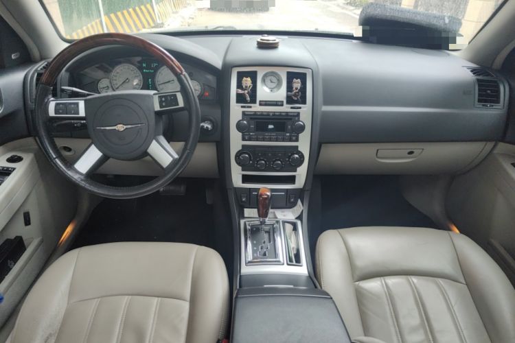 Used Chrysler 300C 2006 5.7L Luxury Navigation Edition Center Console