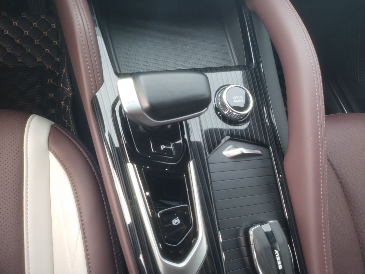 Geely Auto Monjaro L Xingyue L, manufactured in April 2023, 2.0-liter gasoline, 5 seats — снимка 14