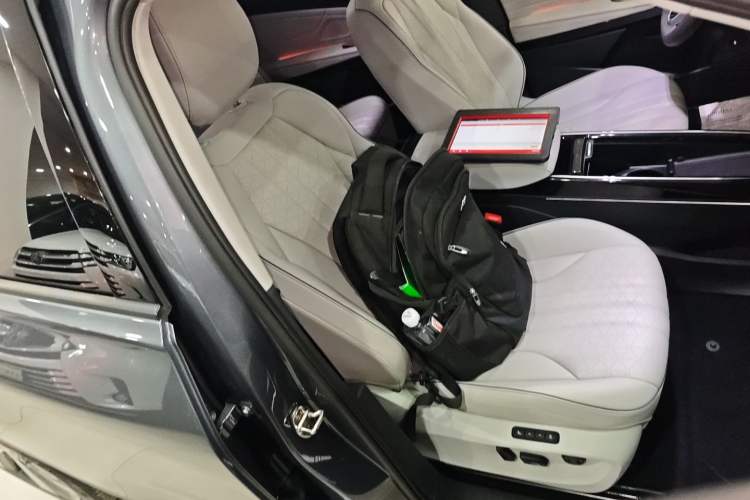 Used Volkswagen ID.6 X 2023 Ultra-Intelligent Long-Range Version Right Front Seat