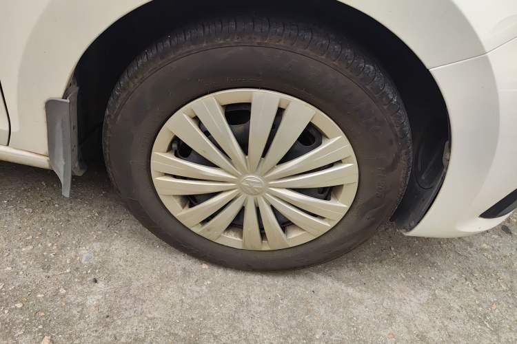 Used Volkswagen Santana 2016 1.6L Automatic Fashion Edition Right Front Wheel Hub