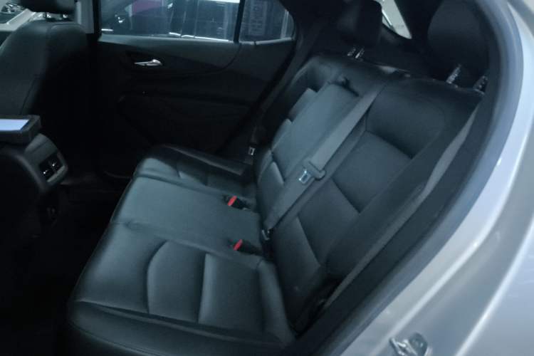 Used Chevrolet Equinox 2019 Redline 550T Automatic All-Wheel-Drive RS Model China VI Standard Left Rear Seat