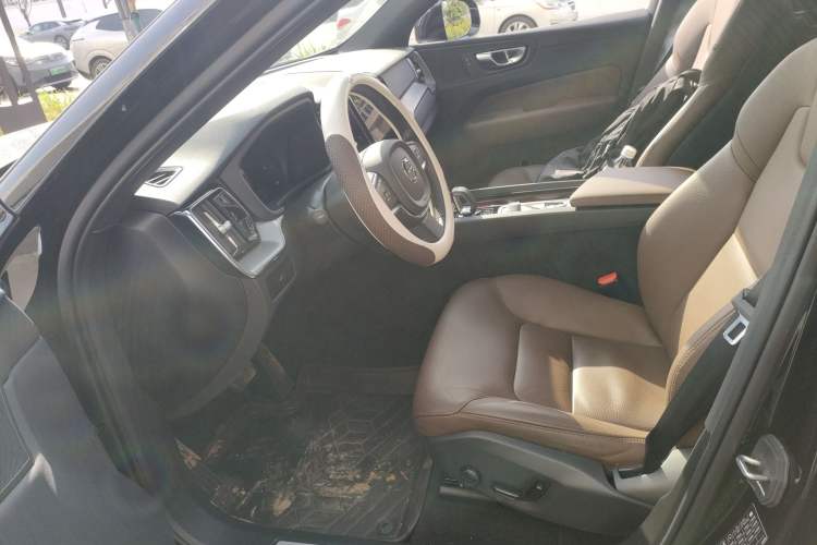 Used Volvo XC60 2025 B5 4x4 Smart Luxury Edition
