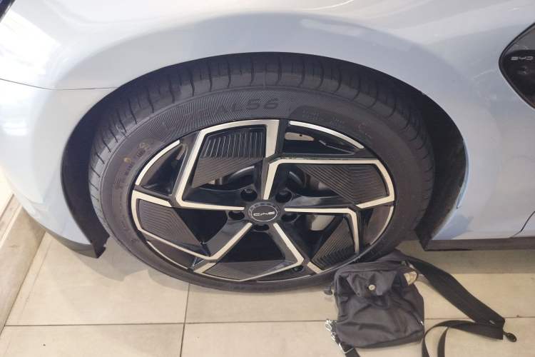 Used BYD Seal 2022 700 km Long-Range Rear-Wheel-Drive Version Left Front Wheel Hub