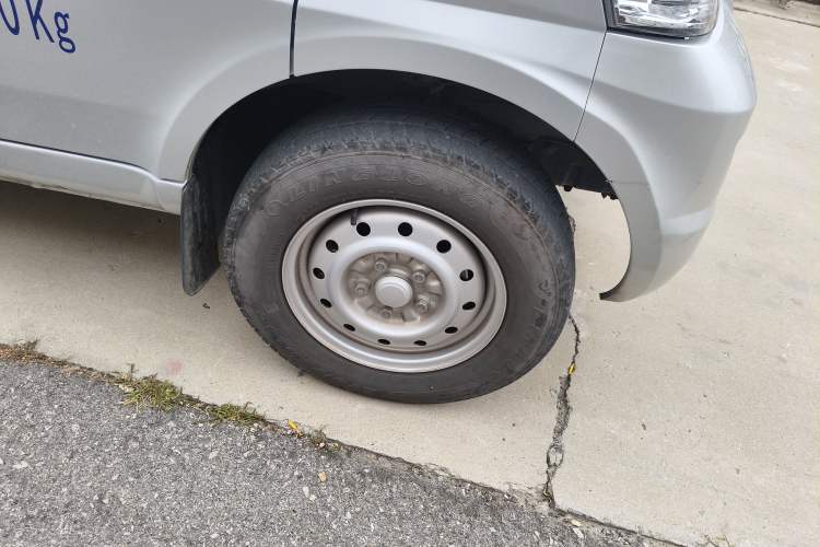 Used Wuling Rongguang EV 2022 Base Model Enclosed-Window Vehicle with 5 Seats Powered by Penghui Battery