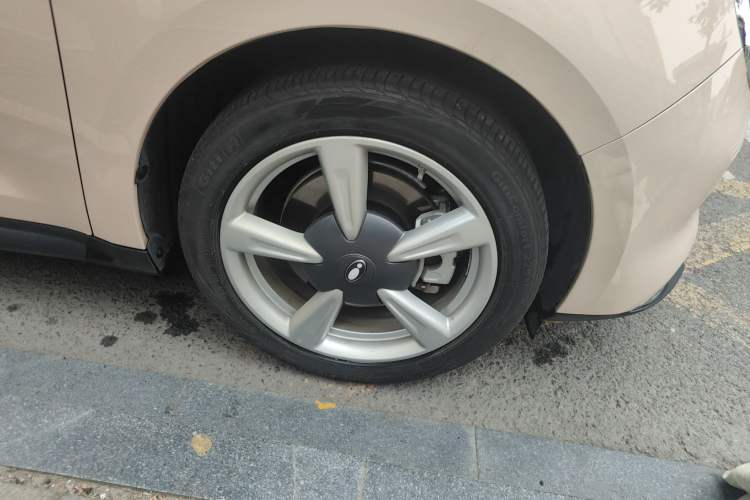 Used ORA Good Cat 2023 401 km Standard Range Premium Trim Ternary Lithium Right Front Wheel Hub