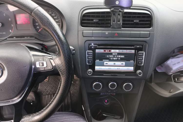 Used Volkswagen Polo 2011 1.4L Manual ZhiLe Edition Audio And AC Panel