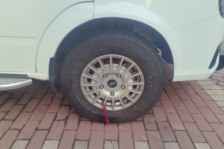 Used JMC Fushun 2023 2.0T Automatic Mid-Range High-Roof Commercial Multi-Purpose Passenger Vehicle with 6 Seats Right Front Wheel Hub