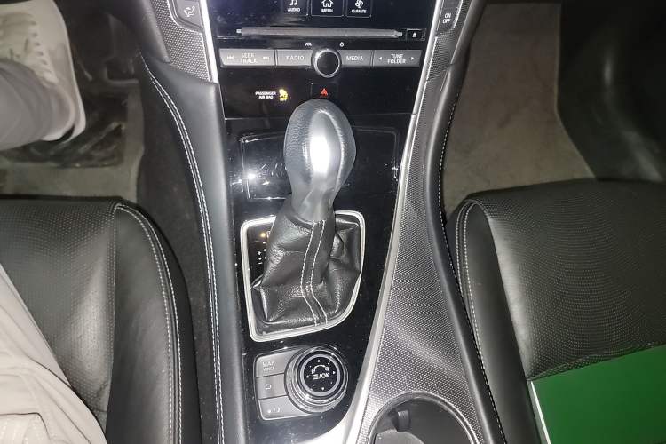 Used Infiniti Q50L 2015 2.0T Enjoyment Edition Gear Lever