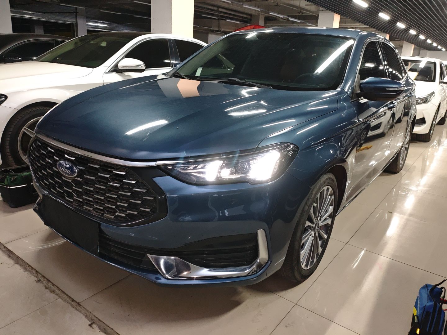 تحت مقدمة السيارة